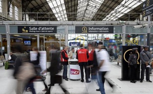 Voyageurs et employés de la SNCF au 9ème jour de grève, le 19 juin 2014 gare d'Austerlitz à Paris