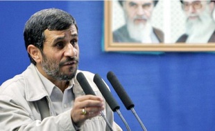 Le président iranien, Mahmoud Ahmadinejad, à l'université de Téhéran, vendredi.