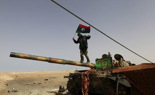Des rebelles libyens sur la route entre Ajdabiah et Brega, le 6 avril 2011.