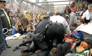 Les manifestants ont bloqué le pont de Brooklyn, samedi à New York.