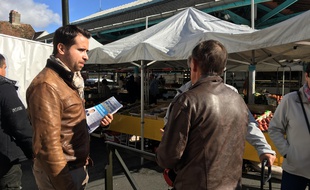 Aymeric Durox, candidat du Rassemblement national à Nangis en Seine-et-Marne, tracte sur le marché le 2 octobre 2019.