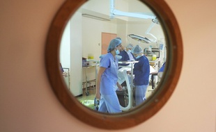 Un médecin en salle d'opération, illustration