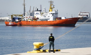 L'Aquarius de SOS Méditerranée, arrive dans le port de Valence, le 17 juin 2018