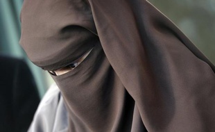 Une femme portant le niqab au volant a été verbalisée mardi dans un quartier de Saint-Brieuc et condamnée à une amende de 35 euros.