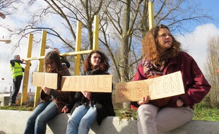 Des manifestantes devant le chantier de construction d'un mur autour d'un espace vert, à Lille.