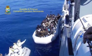 Capture d'écran d'une vidéo de la Garde des finances italiennes montrant un sauvetage en mer d'un bateau de migrants à la dérive, le 14 mai 2015