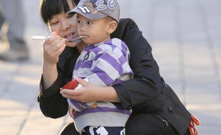 La Chine, pays le plus peuplé du monde avec plus de 1,3 milliard d'habitants, maintiendra strictement sa politique de l'enfant unique, ont annoncé dimanche les médias publics et ceci en dépit d'appels à un assouplissement de cette règle