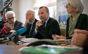 La directrice de l’Agence régionale de Santé de Normandie Christine Gardel aux côtés du préfet de Seine-Maritime Pierre-Andre Durand le 4 octobre 2019 à Rouen.