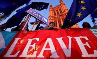 Des manifestants devant le Parlement britannique, le 22 octobre 2019 à Londres.
