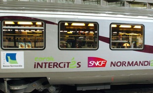 Une voiture d'une rame "relookée" des trains interrégionaux Corails Intercités est à quai, le 10 octobre 2007 gare Saint-Lazare à Paris