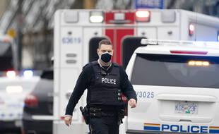 Un policier devant la librairie de Vancouver où a eu lieu une attaque, le 27 mars 2021.