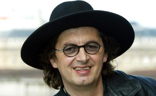 Le chef étoilé Marc Veyrat, l'une des stars de la haute cuisine française, pose au ministère de la Culture en 2003.