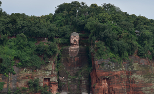 Le bouddha géant situé à Leshan (Chine), menacé par les inondations de l'été 2020.