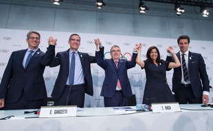 Les représentants des candidatures de Los Angeles et Paris pour l'organisation des JO 2024 et 2028, entourant le président du CIO Thomas Bach le 12 juillet 2017 à Lausanne.