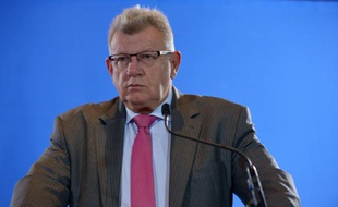 Le secrétaire d'Etat au Budget Christian Eckert lors de la conférence de presse de présentation du projet de loi de financement de la Sécurité sociale pour 2016, au ministère des Finances à Paris, le 24 septembre 2015