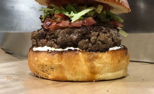 Un burger avec un steak de 240 g de race vosgienne.