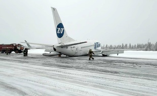 L'avion de la compagnie russe Utair qui a atterri d'urgence sans train d'atterrissage dimanche 9 février en Russie.