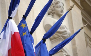 Des drapeaux français et européens en berne, liés par un ruban noir, sur le Palais de l'Elysée, le 28 juillet 2014 à Paris