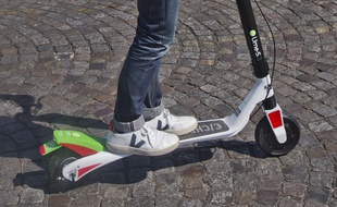 Les trottinettes électriques de la société Lime.