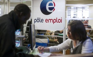 Le nombre de demandeurs d'emploi sans activité a poursuivi sa hausse en février, avec 18.400 chômeurs de plus en un mois (+0,6%), soit un total de 3,187 millions de chômeurs inscrits en métropole. Ce chiffre frôle, sans le dépasser, le pic record de 1997.