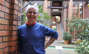 Philippe Mollon-Deschamps est installé depuis 1983 au lavoir du Buisson-Saint-Louis, habitat participatif parisien.