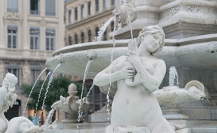 Cybèle propose désormais des visites guidées coquines de la ville de Lyon.