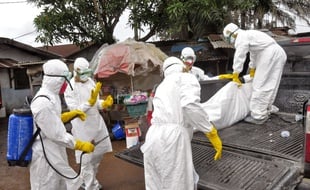 Le corps d'une femme morte du virus Ebola, transportée le 10 septembre 2014 à Monrovia, au Liberia.