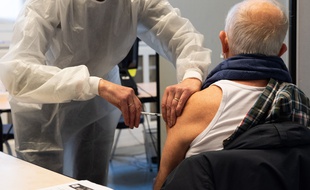 Un homme se faisant vacciner dans un centre du 5e arrondissement de Paris.