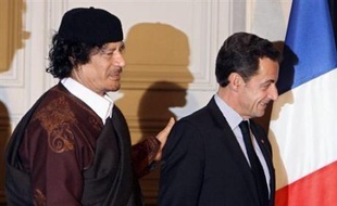 Le dirigeant libyen Mouammar Kadhafi, qui s'avère un hôte difficile à gérer pour Nicolas Sarkozy, devait rencontrer mercredi pour la seconde fois le président français après l'avoir publiquement contredit sur le sujet ultra-sensible des droits de l'Homme.