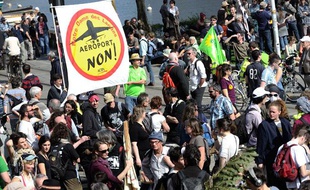 Entre 4.000 et 10.000 manifestants se sont rassemblés à Nantes pour protester contre le futur aéroport de Notre-Dame-des-Landes, le 24 mars 2012.