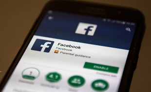 Une écran de téléphone montrant l'application Facebook (image d'illustration).