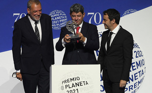 Jorge Diaz, Antonio Mercero et Augustin Martinez, le trio d'auteurs se cachant derrière le pseudonyme de Carmen Mola, ont reçu le prestigieux prix Planeta le 15 octobre 2021 à Barcelone (Espagne).