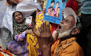 Des proches des victimes du Rana Plaza pleurent leurs morts, deux ans après la tragédie, le 24 avril 2015 à Dhaka (Blangaldesh).
