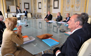 L'ancien président de la République et membre du Conseil Constitutionnel Jacques Chirac écoute, le 25 mai 2010 dans la salle des séances du Conseil à Paris.