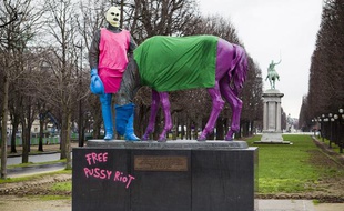 Le 7 février 2013, un groupe de soutien aux Pussy Riot a habillé un monument aux couleurs du groupe punk Russe sur le pont des Invalides à Paris.