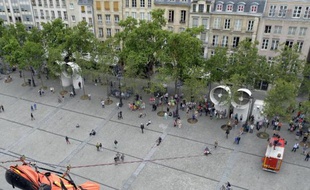 Un brancard orange descend en tyrolienne du 5e étage du centre Pompidou sous le regard admiratif des touristes: en ce mardi de juillet, les pompiers du Groupe d'intervention et de reconnaissance en milieu périlleux (GRIMP) s'entraînent à sauver des vies "là où personne d'autre ne va".