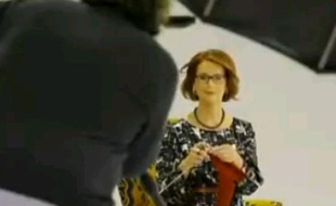 Le Premier ministre australien Julia Gillard a révélé qu'elle tricotait un kangourou en peluche pour le premier enfant de Kate et du prince William