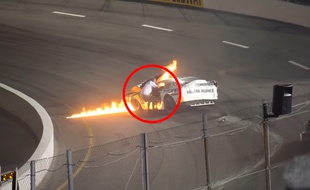Un père sauve son fils des flammes lors d'une course de voiture.