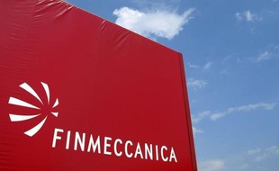 Le groupe d'aéronautique et de défense Finmeccanica s'est enfoncé un peu plus dans la tempête vendredi avec la démission de son patron, incarcéré pour corruption, et l'annonce par l'Inde d'une procédure d'annulation du contrat d'hélicoptères en cause dans l'affaire.
