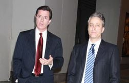 Jon Stewart dénonce à l’antenne le limogeage de Stephen Colbert par CBS