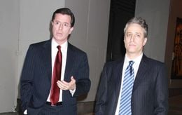 Jon Stewart dénonce à l’antenne le limogeage de Stephen Colbert par CBS