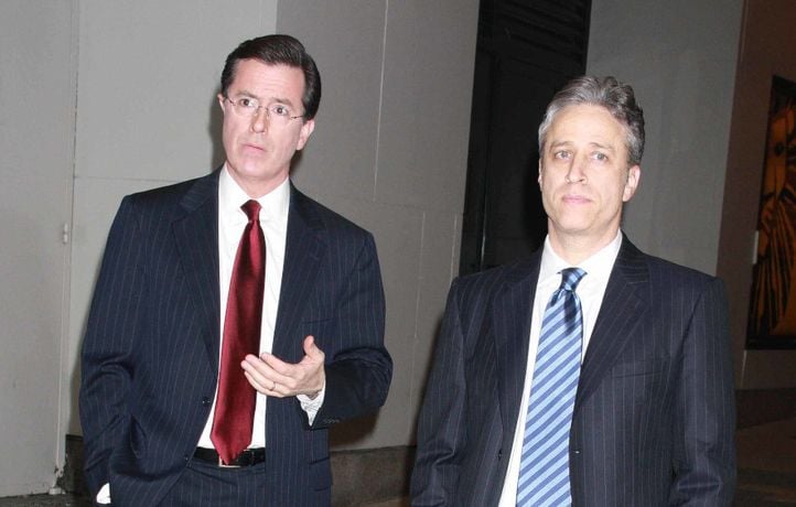 Jon Stewart dénonce à l’antenne le limogeage de Stephen Colbert par CBS
