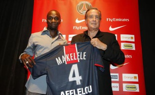 Claude Makelele (à gauche), le milieu de terrain du Paris-Saint-Germain, lors de sa présentation à la presse, le 21 juillet 2008 au Parc des Princes.