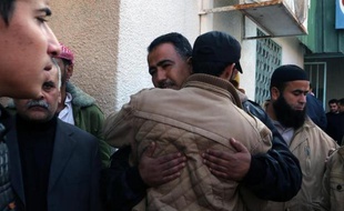 Des proches de Tayseer al-Ismary, activiste du Hamas tué par des raids israéliens, à l'hôpital Khan Younès dans le sud de la bande de Gaza, le 24 décembre 2014
