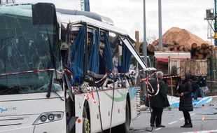 La partie latérale du bus scolaire a été cisaillée par la ridelle du camion de chantier qu'il a croisé. Credit:JEAN MICHEL NOSSANT/SIPA/1602120717