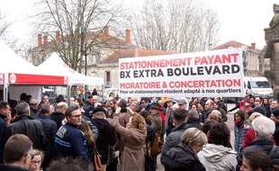 Les manifestants dénoncent une absence de concertation sur la question du stationnement payant à Bordeaux.