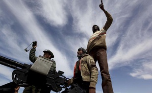 Des rebelles anti-Kadhafi sur un véhicule, dans l'est de la Libye, le 12 mars 2011.
