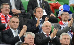 "L'Ukraine et la Pologne ont déjà gagné l'Euro": Michel Platini, président de l'UEFA, se félicite de "l'héritage" qui profitera à ces pays après un Euro qui se déroule bien à ses yeux, à l'exception d'une frange de fans croates racistes qui provoquent sa colère froide.