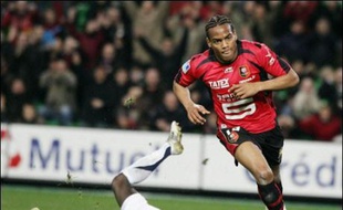 L'attaquant de Rennes Jimmy Briand, international Espoir, et le défenseur d'Auxerre et ancien Espoir Bakary Sagna sont les deux surprises du sélectionneur national Raymond Domenech qui, une nouvelle fois, n'a pas retenu les joueurs de la Juventus dont David Trezeguet.