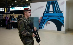 Un soldat français patrouille dans l'aéroport Charles-de-Gaulle à Roissy, dans le Val d'Oise, le 14 novembre 2015
